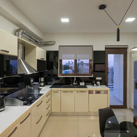 Wisdom - Elegant & Homely With Pool, Galatas * Hanya